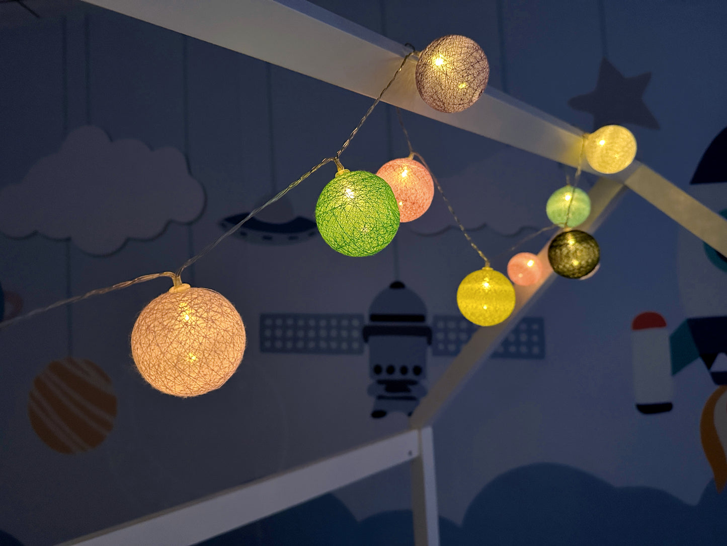 Guirlande lumineuse colorée – Guirlande lumineuse LED à piles, 3 mètres, 20 boules pour la décoration extérieure et intérieure.