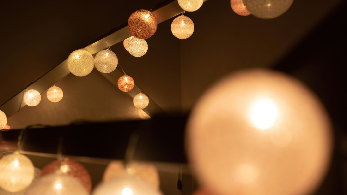 Guirlande lumineuse colorée – Guirlande lumineuse LED à piles, 3 mètres, 20 boules pour la décoration extérieure et intérieure.